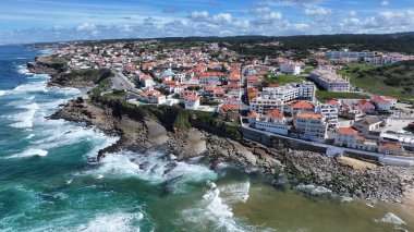 Lizbon 'un Sintra bölgesindeki Sahil Köyü. Plaj manzarası. Turizm Tarihi Yer. Şehir manzarası sahnesi. Lizbon Bölgesi Sintra Sahil Köyü.