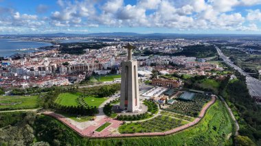 Lizbon 'un Almada bölgesindeki Kral İsa. İsa, Kral Mabet. Turizm Tarihi Yer. Portekiz 'deki Almada' da Kral İsa. 25 Nisan Köprü Sahnesi. Kartpostal manzarası. Lizbon Skyline.