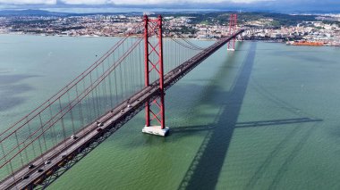 Lizbon, Portekiz 'de 25 Nisan Köprüsü. Şehir merkezindeki Skyline. Ulaşım Sahnesi. Lizbon, Portekiz 'de 25 Nisan Köprüsü. Ünlü Kablolu Kalan Köprü.