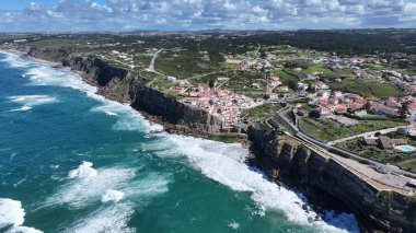 Azenhas Lizbon Bölgesi Sintra 'da Mar Plajı' na gidiyor. Plaj manzarası. Turizm Tarihi Yer. Şehir manzarası hava manzarası. Azenhas Lizbon 'daki Sintra' da Mar Sahili 'nde.