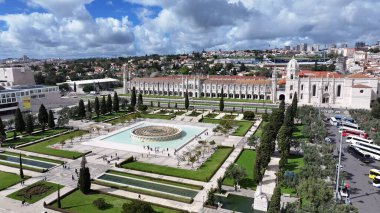 Lizbon 'daki Jeronimos Manastırı Portekiz Bölgesi. Ortaçağ Binası. Turizm Tarihi Yer. Portekiz, Lizbon 'daki Jeronimos Manastırı. Empire Meydanı. Manastır manzarası. Lizbon Skyline.