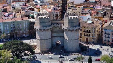 Valencia, Valenciana İspanya 'daki Serranos Kuleleri. Eski Şehir Manzarası. Şehir merkezinde. Valencia, Valenciana İspanya 'da. Turia Gardens 'ın silüeti. Güzel Şehir Manzarası.