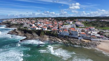 Portekiz 'in Lizbon bölgesindeki Sintra' da Apple Beach. Plaj manzarası. Doğa Deniz Burnu. Seyahat güzergahı. Portekiz 'in Lizbon bölgesindeki Sintra' da Apple Beach. Turkuaz Su.