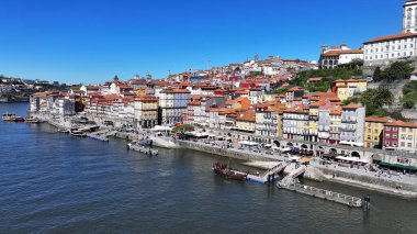 Porto Portekiz 'in Porto bölgesindeki Ribeira Rıhtımı. Şehir merkezinde. Ortaçağ Binaları. Tarihi Şehir Sahnesi 'nde. Portekiz, Porto bölgesindeki Ribeira Rıhtımı. Turizm Simgeleri.