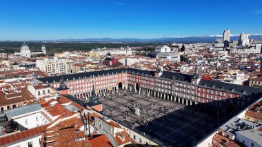 Madrid 'deki Madrid Belediye Başkanı De Madrid' de. Plaza Belediye Başkanı Sahnesi. Şehir merkezindeki şehir manzarası. Madrid Comunidad De Madrid İspanya 'da. Dışarıdaki sahil yolunda. Tarihi Yer Skyline.