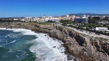 Cascais Skyline Lizbon 'un Cascais bölgesinde. Plaj manzarası. Doğa Deniz Burnu. Seyahat güzergahı. Cascais Skyline Lizbon 'un Cascais bölgesinde. Turkuaz Su.