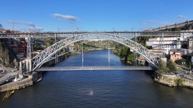 Portekiz 'in Porto bölgesindeki Luis Köprüsü. Şehir merkezi manzarası. Kültür Mirası. Eski Şehir Manzarası. Portekiz, Porto 'da Luis Köprüsü. Turizm Tarihi Yer.
