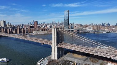 New York 'ta Manhattan' daki Brooklyn Köprüsü. Highrise Binaları Sahnesi. Manhattan Köprüsü Peyzajı. New York 'taki Brooklyn Köprüsü. Şehir Merkezi Şehir Manzarası.