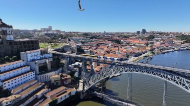Porto Portekiz 'in Porto bölgesindeki I. Luis Köprüsü. Şehir merkezi manzarası. Kültür Mirası. Toplu taşıma sahnesi. Portekiz, Porto 'da Luis Köprüsü. Turizm Tarihi Yer.