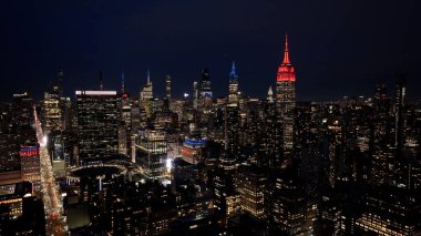 New York, New York Skyline 'ın New York' taki gece silueti. Gece Şehri Peyzajı. Finans Bölgesi. New York Skyline, New York Birleşik Devletleri. Yüksek Binalar Manzarası.