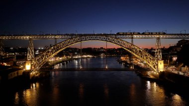 Porto Bölgesi, Portekiz 'deki Porto Köprüsü' nde Günbatımı I. Luis Köprüsü. Sunset City Sahnesi. Aydınlatılmış Köprü Manzarası. Portekiz 'in Porto Bölgesi' ndeki I. Luis Köprüsü. Güzel Karanlık Skyline.