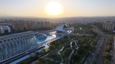 Valencia 'nın Valencia şehrinde günbatımında Valenciana İspanya' da. Gelecekçi Şehir Manzarası. Bilim Müzesi. Valencia, Valenciana İspanya 'da. Turizm Tarihi Yer. Günbatımı Skyline.