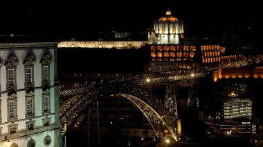 Porto Bölgesi Portekiz 'deki Porto Köprüsü' nde Gece Luis I. City At Night Scene. Aydınlatılmış Köprü Manzarası. Portekiz 'in Porto Bölgesi' ndeki I. Luis Köprüsü. Serra De Pilar Manastırı.