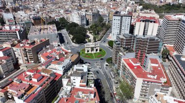 Valence Community İspanya 'da Deniz Kapısı. Şehir merkezindeki şehir manzarası. Puerta De La Mar Heykeli. Valence Community İspanya 'da Valencia. Kültür Mirası Skyline. Şehir Sahnesi.