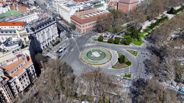 Madrid İspanya 'daki Neptuno Çeşmesi. Meşhur döner kavşak. Şehir merkezindeki şehir manzarası. Kültür Mirası Skyline. İspanya 'daki Neptuno Çeşmesi. Madrid Sokak Sahnesi.