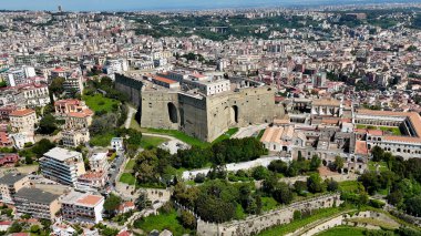 İtalya 'daki Napoli' deki Aziz Elmo Kalesi. Highrise Binaları Sahnesi. Şehir merkezindeki şehir manzarası. İtalya 'daki Napoli' deki Aziz Elmo Kalesi. Napoli Skyline. Bölge Havacılık Manzarası. İtalya Skyline.