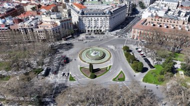 Madrid İspanya 'daki Neptuno Çeşmesi. Meşhur döner kavşak. Şehir merkezindeki şehir manzarası. Kültür Mirası Skyline. İspanya 'daki Neptuno Çeşmesi. Madrid Sokak Sahnesi.