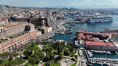 Napoli Limanı, Napoli, İtalya, Campania. Yük Gemisi Şehri. Deniz Taşımacılığı. Napoli Limanı, Napoli, İtalya, Campania. Gezi Gemisi Peyzajı. Denizcilik İstasyonu.