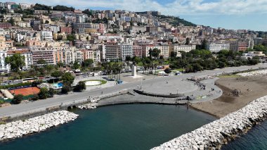 İtalya 'daki Napoli' deki Villa Comunale Parkı. Şehir merkezindeki şehir manzarası. Güzel Skyline. İtalya 'daki Napoli' deki Villa Comunale Parkı. Highrise Binaları. Napoli Mimarisi. Napoli Skyline.