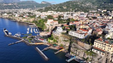 Napoli 'deki Sorrento Sahili' nde Sunset Skyline. Günbatımı Şehri. Rıhtım manzarası. Napoli İtalya 'daki Sorrento Plajı. Plaj manzarası. Ortaçağ Binaları. Sorrento Skyline. Amalfi Sahili.