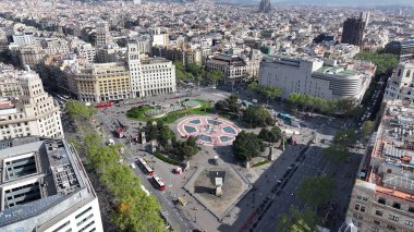 Katalonya 'da Barselona Katalunya Meydanı' nda. Highrise Binaları. Şehir merkezindeki şehir manzarası. Katalonya Meydanı Skyline. Barselona İspanya 'daki Catalunya Meydanı. Kentsel Panoramik Görünüm.