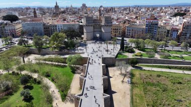 Valence Community İspanya 'daki Serranos Kuleleri. Ortaçağ Binaları Sahnesi. Şehir merkezindeki şehir manzarası. Valence Community İspanya 'da Valencia. Kültür Mirası Skyline. Şehir Sahnesi.
