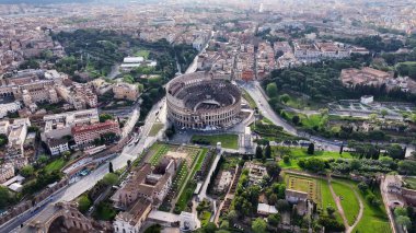 Lazio İtalya 'daki Roma Arkeoloji Parkı. Arkeolojik Kazı. Şehir merkezinde. Lazio İtalya 'daki Roma Arkeoloji Parkı. Kolezyum Sahnesi. Roma Forum Mirası. Roma Skyline.