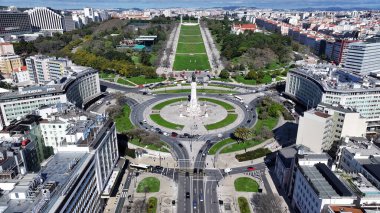 Lizbon 'daki Marques De Pombal Meydanı Portekiz Bölgesi. Şehir merkezindeki şehir manzarası. Güzel şehir Skyline. Portekiz, Lizbon 'daki Marques De Pombal Meydanı. Ortaçağ Binası Sahnesi. Metropolis Skyline.