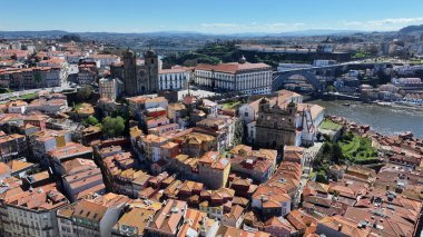 Porto Portekiz 'in Porto bölgesindeki Katedral Kilisesi. Şehir merkezinde. Ortaçağ Kilise Manzarası. Hazine Müzesi. Portekiz 'in Porto bölgesindeki Katedral Kilisesi. Kilise Binası.