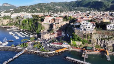 Napoli 'deki Sorrento Sahili' nde Sunset Skyline. Günbatımı Şehri. Rıhtım manzarası. Napoli İtalya 'daki Sorrento Plajı. Plaj manzarası. Ortaçağ Binaları. Sorrento Skyline. Amalfi Sahili.