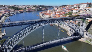 Portekiz 'in Porto bölgesindeki Luis Köprüsü. Şehir merkezindeki şehir manzarası. Demiryolu Köprüsü. Demiryolu Sahnesi. Portekiz, Porto 'da Luis Köprüsü. Turizm Tarihi Yer.