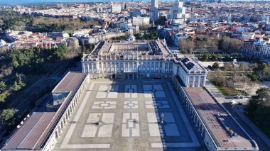 Madrid İspanya Topluluğunda Madrid Kraliyet Sarayı. Ortaçağ Binaları manzarası. Şehir merkezinde. Capital City Sahnesi. İspanya 'daki Madrid Kraliyet Sarayı. Güzel Şehir Manzarası.