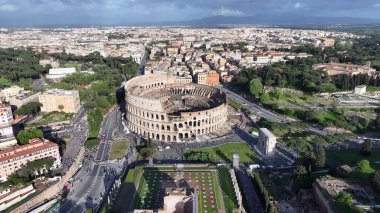 Lazio İtalya 'da Roma' da gökyüzü. Kültür Mirası. Güzel şehir manzarası. Lazio İtalya 'da Roma' da gökyüzü. Ortaçağ manzarası. Arkeolojik Tarih. İtalya Skyline.