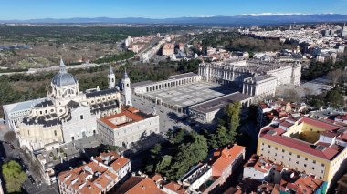 Madrid Kraliyet Sarayı Comunidad De Madrid İspanya. Ortaçağ Şehir Sahnesi. Şehir merkezindeki şehir manzarası. Madrid Comunidad De Madrid İspanya 'da. Kentsel Açık Hava. Avrupa Skyline.