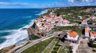 Azenhas Lizbon 'un Sintra bölgesindeki Mar Plajı' nda oynuyor. Coastal City. Doğa manzarası. Plaj manzarası. Azenhas Lizbon 'un Sintra bölgesindeki Mar Plajı' nda.