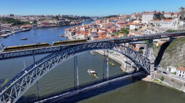 Porto Portekiz 'in Porto bölgesindeki I. Luis Köprüsü. Şehir merkezi manzarası. Kültür Mirası. Toplu taşıma sahnesi. Portekiz, Porto 'da Luis Köprüsü. Turizm Tarihi Yer.