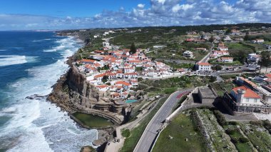 Azenhas Lizbon Bölgesi Sintra 'da Mar Plajı' na gidiyor. Plaj manzarası. Turizm Tarihi Yer. Şehir manzarası sahnesi. Azenhas Lizbon 'daki Sintra' da Mar Sahili 'nde.
