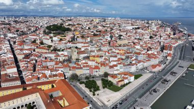 Lizbon, Portekiz 'in Lizbon semtinde Lizbon Skyline. Highrise Binaları Sahnesi. Güzel şehir manzarası. Lizbon Skyline Portekiz 'de. Tarihi Şehir Manzarası. Turizm Tarihi Yer.