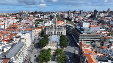 Porto Bölgesi Portekiz 'deki Porto Belediye Binası' nda. Şehir merkezinde. Ortaçağ Binaları. Tarihi Şehir Sahnesi 'nde. Portekiz 'in Porto Bölgesi' ndeki belediye binası. Turizm Simgeleri.
