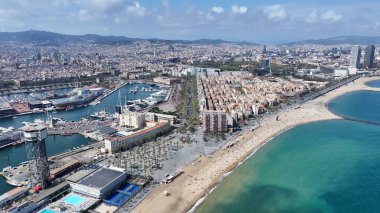 Barcelona Skyline Katalonya İspanya 'da. Plaj manzarası. Liman Koyu Sahnesi. Şehir merkezinde. Barcelona Skyline Katalonya İspanya 'da. İnanılmaz bir şehir manzarası. İspanya Skyline.