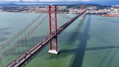 Lizbon 'da 25 Nisan Köprüsü Portekiz Bölgesi. Megalopolis Şehir Merkezi. Araçlar seyahat eder. Lizbon 'da 25 Nisan Köprüsü Portekiz Bölgesi. Kablo Köprüsü Manzarası.