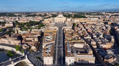 Vatikan Roma 'da Vatikan' da. Ortaçağ Binaları. Sant Angelo Kalesi. Vatikan Roma 'da Vatikan' da. Tiber Nehri Riverside 'da. Roma Köprüsü Peyzajı. Roma Skyline.