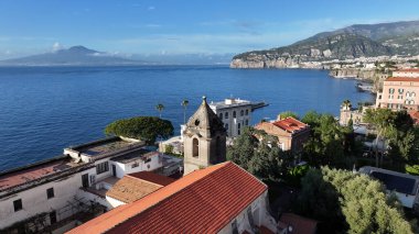 Sorrento Kilisesi, İtalya, Napoli. Coastal City. Rıhtım manzarası. Napoli İtalya 'daki Sorrento Kilisesi. Plaj manzarası. Ortaçağ Binaları. Sorrento Skyline. Amalfi Sahili.