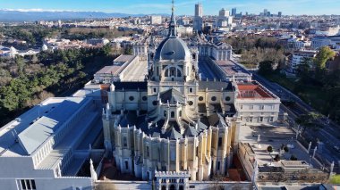 Madrid 'deki Santa Maria Katedrali De Madrid İspanya. Şehir merkezindeki şehir manzarası. Din sembolü. Ortaçağ Binası. İspanya 'daki Comunidad De Madrid' deki Santa Maria Katedrali. Kraliyet Sarayı.