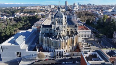 Madrid 'deki Santa Maria Katedrali De Madrid İspanya. Şehir merkezindeki şehir manzarası. Din sembolü. Ortaçağ Binası. İspanya 'daki Comunidad De Madrid' deki Santa Maria Katedrali. Kraliyet Sarayı.