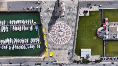 Lizbon, Portekiz 'deki Lizbon' da Keşifler Anıtı. İkonik anıt. Turizm Tarihi Yer. Portekiz 'deki Lizbon' da Keşifler Anıtı. Keşif Sembolü. Tejo Nehri Peyzajı. Lizbon Skyline.