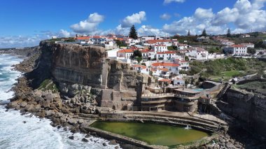 Azenhas Lizbon 'un Sintra bölgesindeki Mar Plajı' nda oynuyor. Coastal City. Rıhtım manzarası. Plaj manzarası. Azenhas Lizbon 'un Sintra bölgesindeki Mar Plajı' nda.