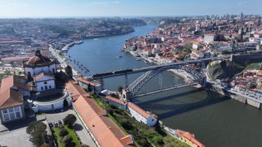 Portekiz 'in Porto bölgesindeki Luis Köprüsü. Şehir merkezindeki şehir manzarası. Demiryolu Köprüsü. Demiryolu Sahnesi. Portekiz, Porto 'da Luis Köprüsü. Turizm Tarihi Yer.