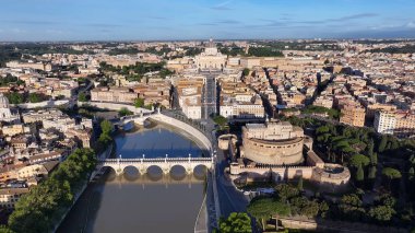Lazio İtalya 'da Roma' da gökyüzü. Vatikan Şehri. Ortaçağ Binaları. Lazio İtalya 'da Roma' da gökyüzü. Sant Angelo Kalesi. Roman Köprüleri Tiber Nehri. İtalya Skyline.