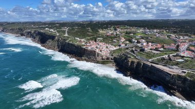 Azenhas Lizbon 'un Sintra bölgesindeki Mar Plajı' nda oynuyor. Coastal City. Rıhtım manzarası. Plaj manzarası. Azenhas Lizbon 'un Sintra bölgesindeki Mar Plajı' nda.